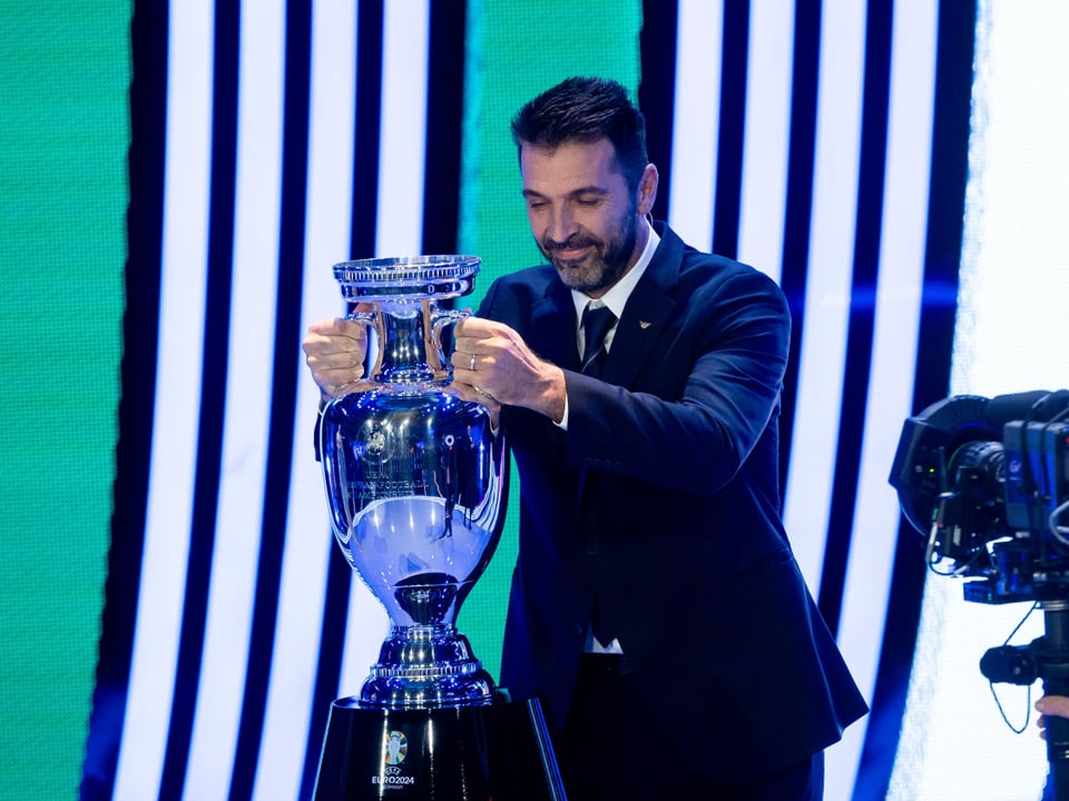 Gianluigi Buffon greift den Pokal an beiden Henkeln