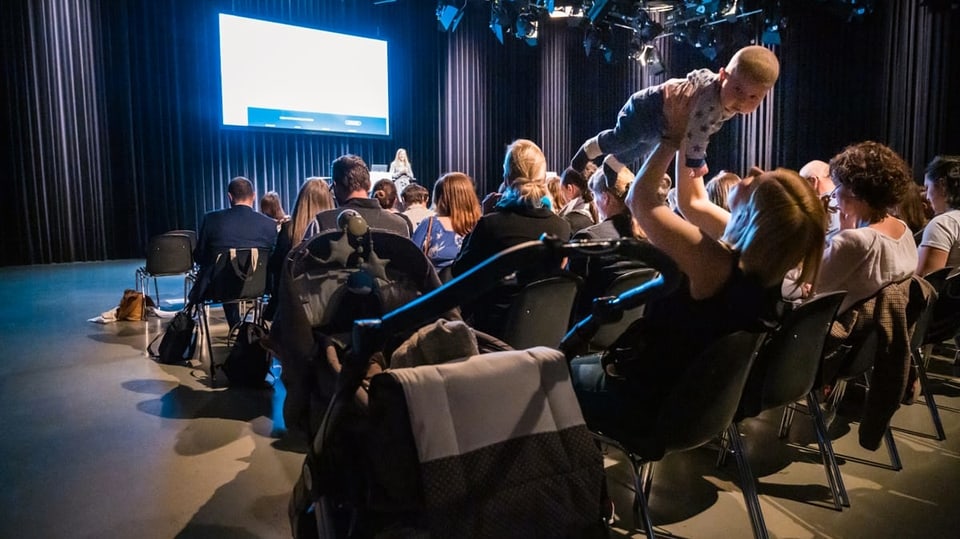 Rund 130 Mütter, Väter, Experten und Medienschaffende diskutierten am ersten SRF Familien-Forum über die aktuellen Herausforderungen an das Familienleben in der Schweiz.