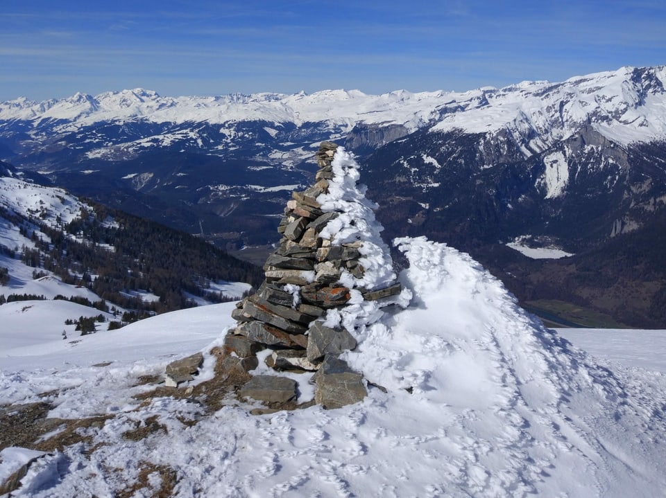 Steinhaufen auf einem Berg beim Dreibündenstein oberhalb Brambrüesch im Kanton Graubünden.