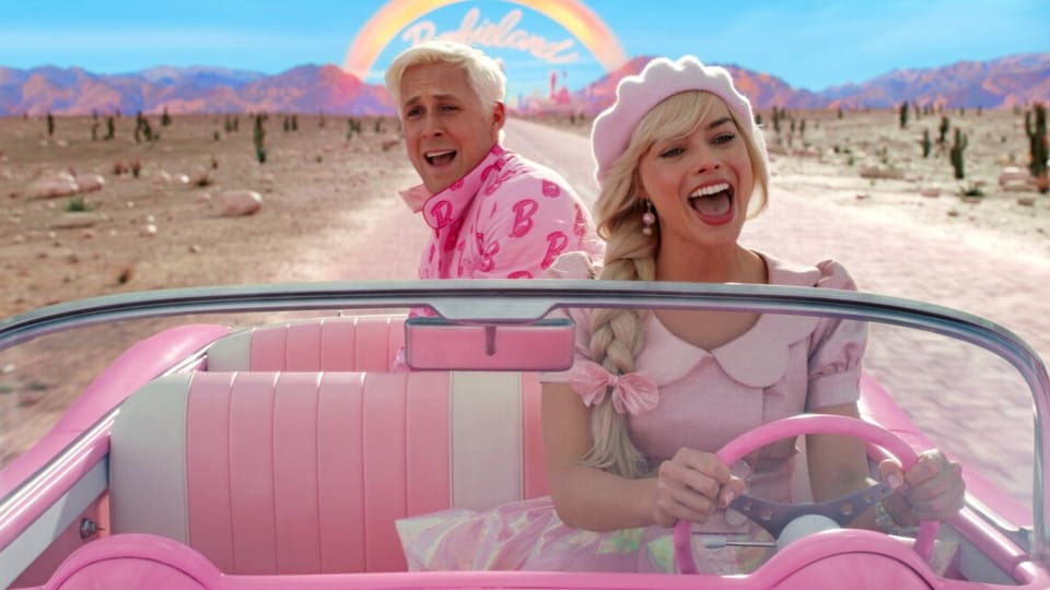 Barbie und Ken in einem rosa-farbenen Auto