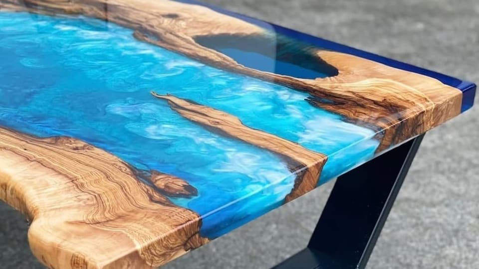 Tisch mit Blau und Holz