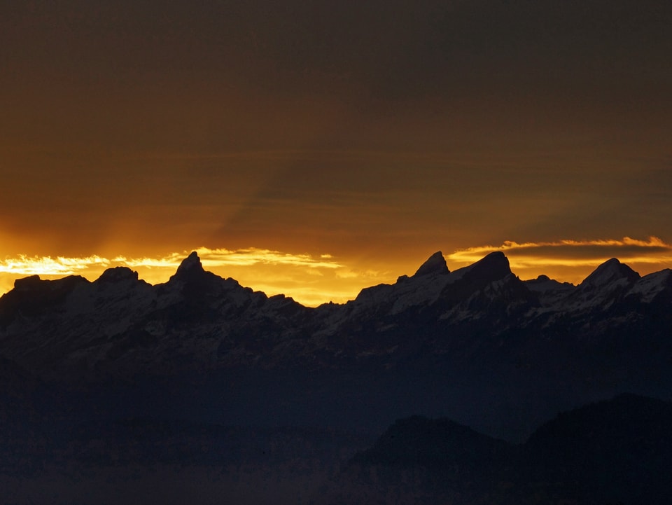 Bergkette, goldener Sonnenaufgang.