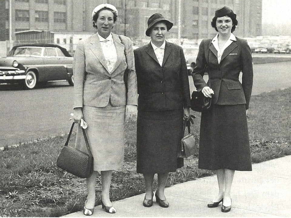 Drei Frauen auf einem Schwarzweiss-Foto auf einem Bürgersteig in den USA.