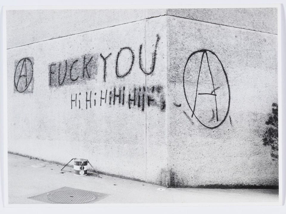 An der Wand steht der gesprayte Satz: «Fuck You – Hihihihihii»