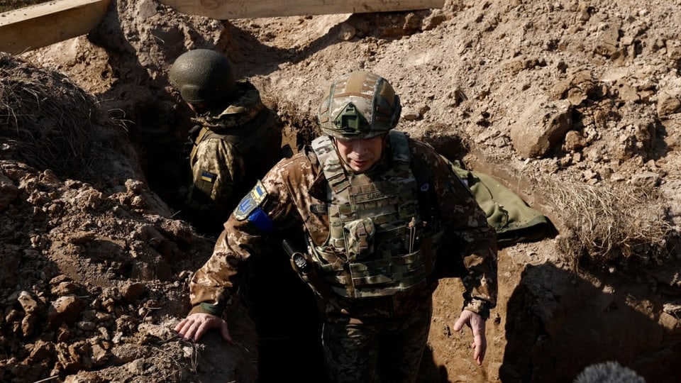 Soldaten im Schützengraben.