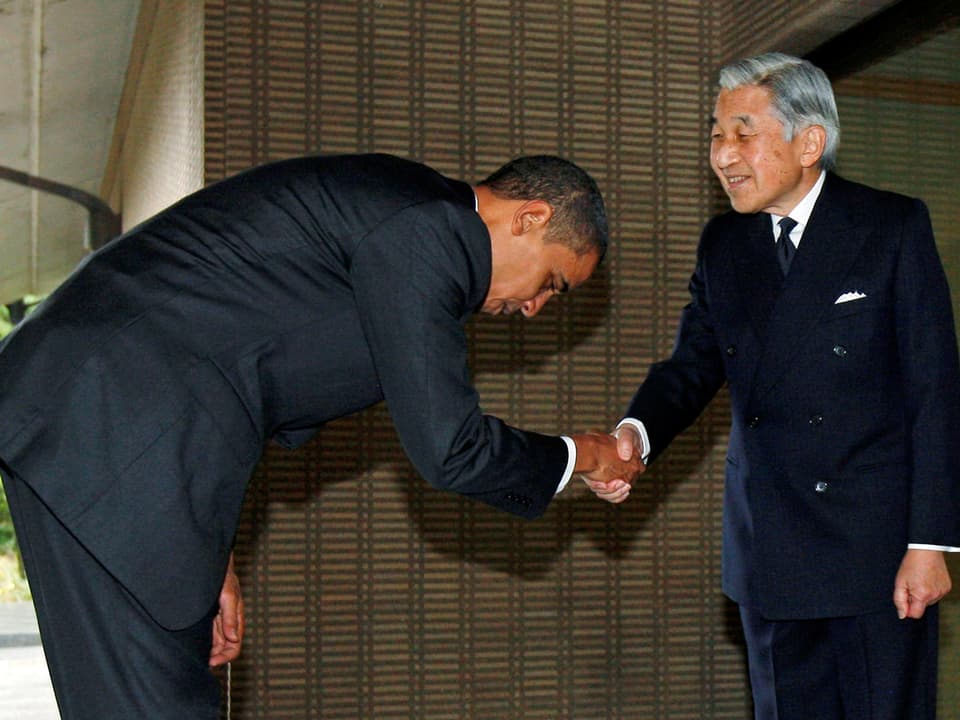 Barack Obama verneigt sich vor Kaiser Akihito.