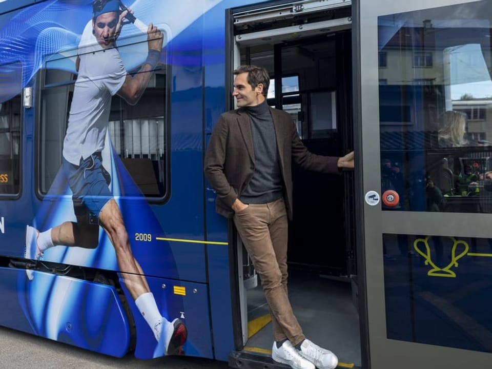 Roger Federer vor «seinem» Tram.