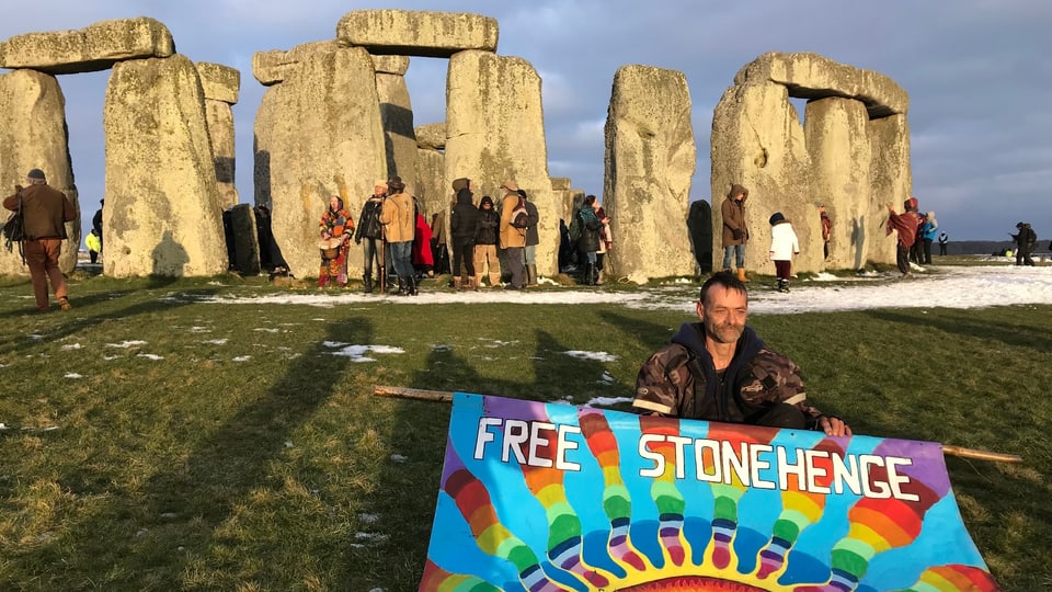 Ein Hippie protestiert vor Stonehenge.