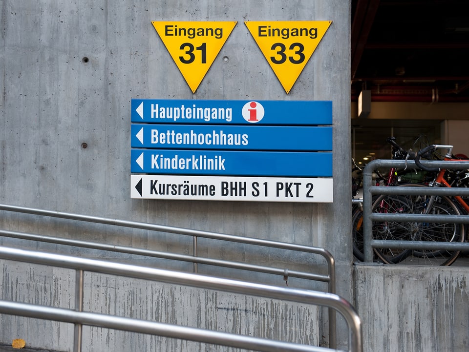 Signaletik beim Spitaleingang: Die gelben Schilder sind die einzigen, die an allen Gebäuden hangen.