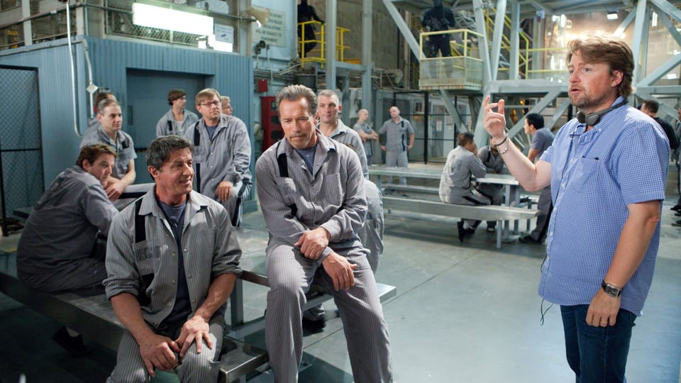 Mikael Håfström, Stallone und Schwarzenegger in Gefängnisdeko.