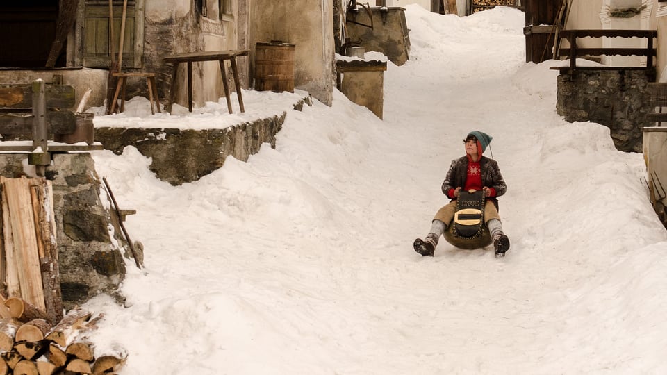Jonas Hartmann fährt auf dem Glockenschlitten durchs verschneite Dorf.
