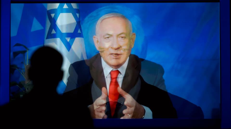 Benjamin Netanjahu spricht im Fernsehen