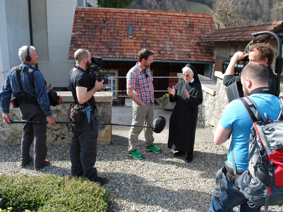 Nik Hartmann und Filmcrew treffen sich mit Priorin Daniela im Benediktinerinnen-Kloster Melchtal. 