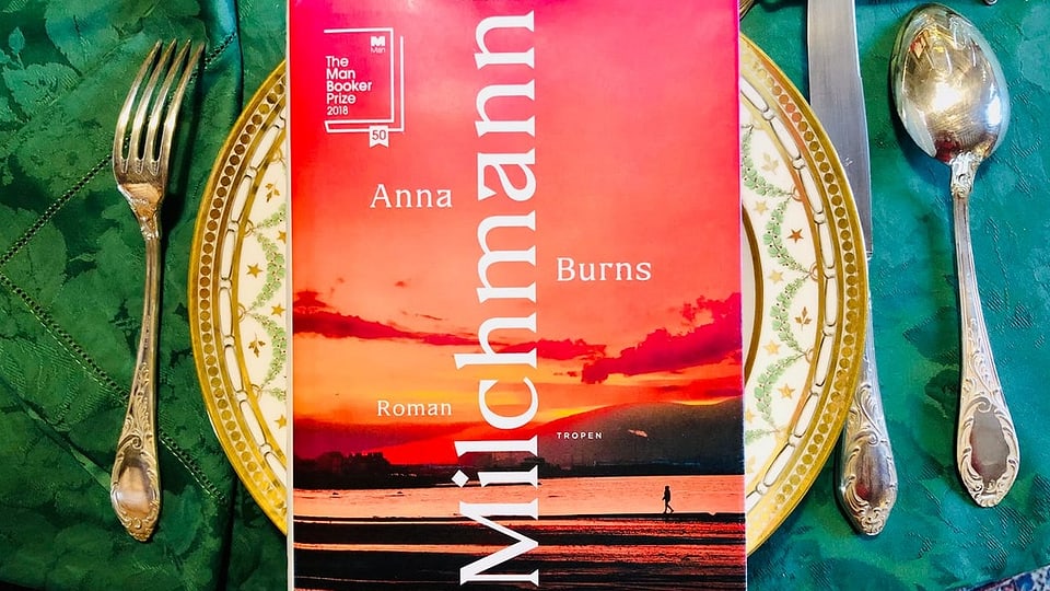 Der Roman «Milchmann» von Anna Burns liegt auf einem goldenen Teller.