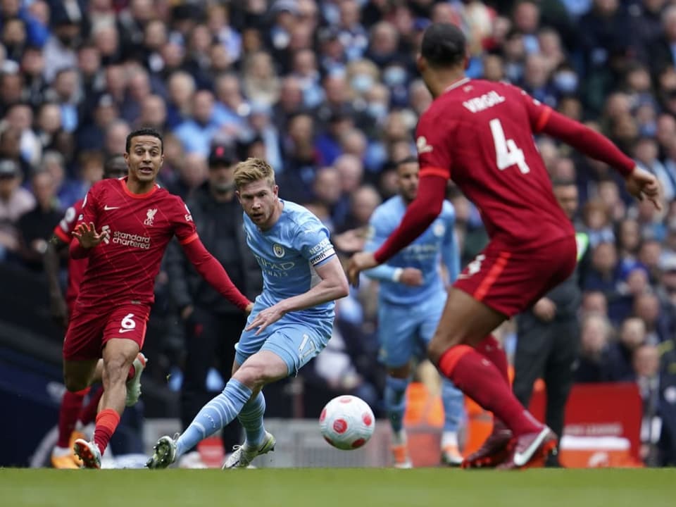 Den Ball fest im Blick Kevin De Bruyne von ManCity und Liverpools Thiago Alcantara.