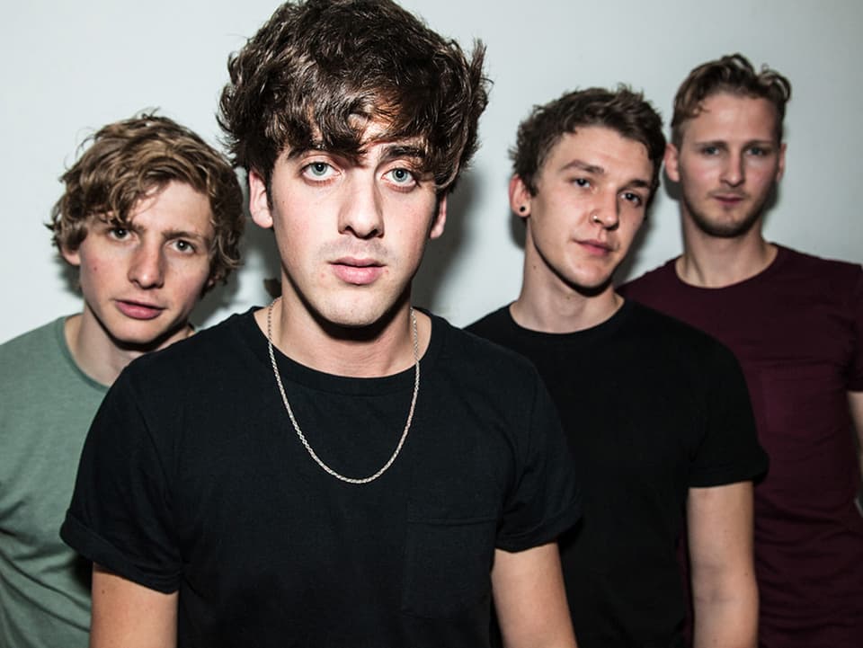 CIRCA WAVES - Das sagten wir im Januar: Wenn der Manager von Two Door Cinema Club mit dir arbeiten will, dann hast du etwas richtig gemacht. So geschehen bei den Circa Waves, welche mit «Get Away» eine regelrechte Festivalhymne am Start haben. Wir sind gespannt, ob die wilden, intensiven Live-Shows der Band auch ausserhalb der britischen Insel so gut ankommen werden.