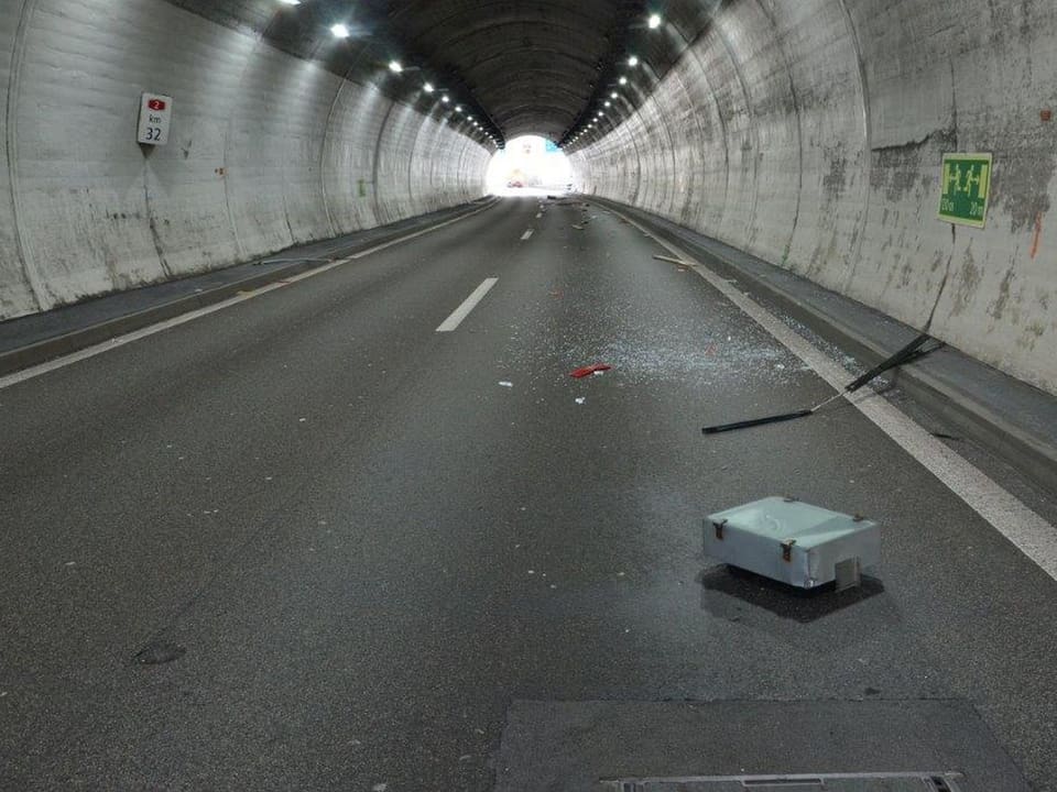 Trümmerteile liegen im Tunnel am Boden