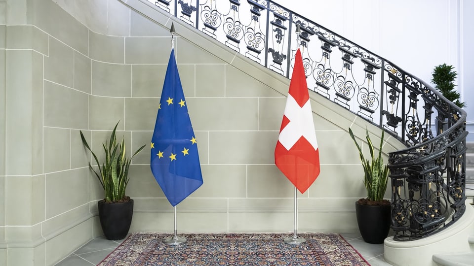 Die EU- und die Schweizer Flagge vor einer Treppe