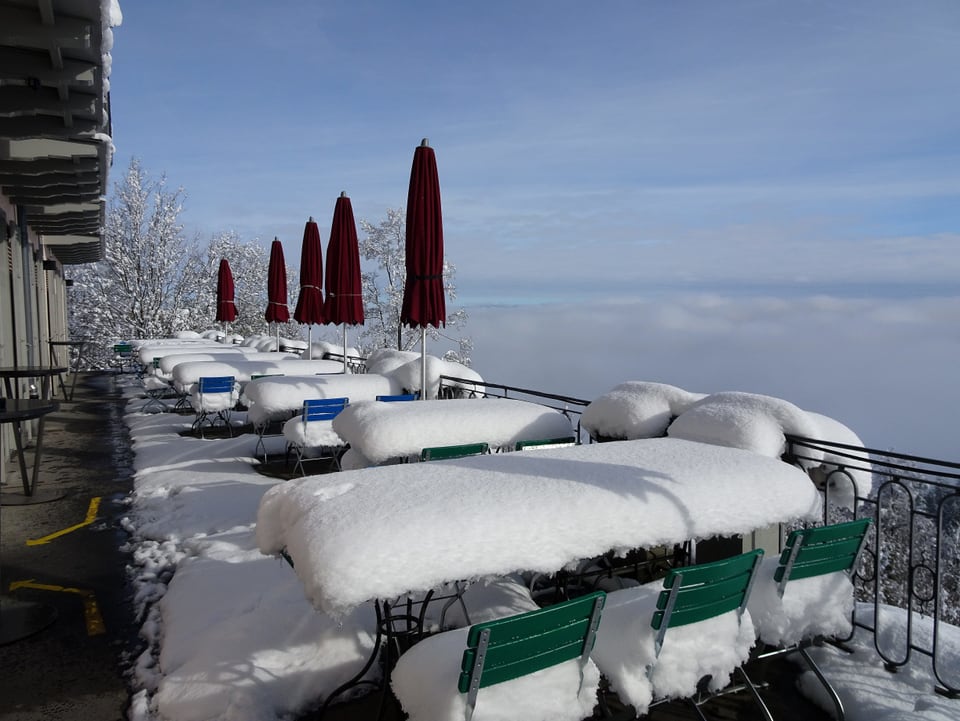Terrasse des Restaurants unter einer satten Schneedecke.