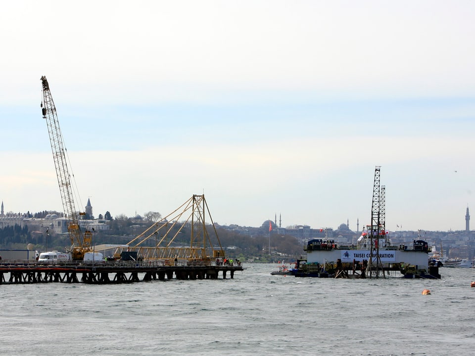 Bauarbeiten auf dem Bosporus.