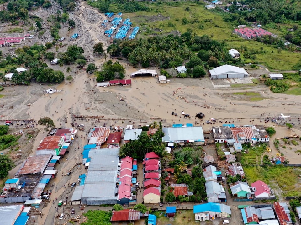 Bild eines zerstörtes indonesischen Dorfes von oben. 