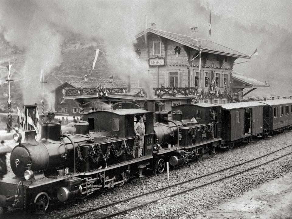 Im Jahr 1889 fährt der Eröffnungszug der ersten Teilstrecke von Landquart nach Klosters in den Bahnhof Klosters ein.