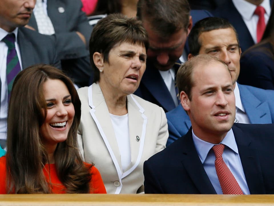 Kate und William lachend im Publikum nenebeinader sitzend. 