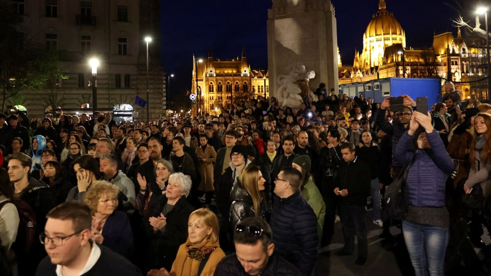Eine Menschenmenge in der Stadt Budapest.