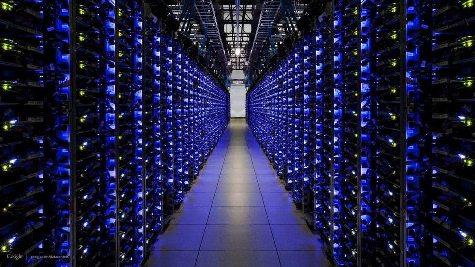 Symbolbild: Computerserver in blauem licht in einer Reihe.