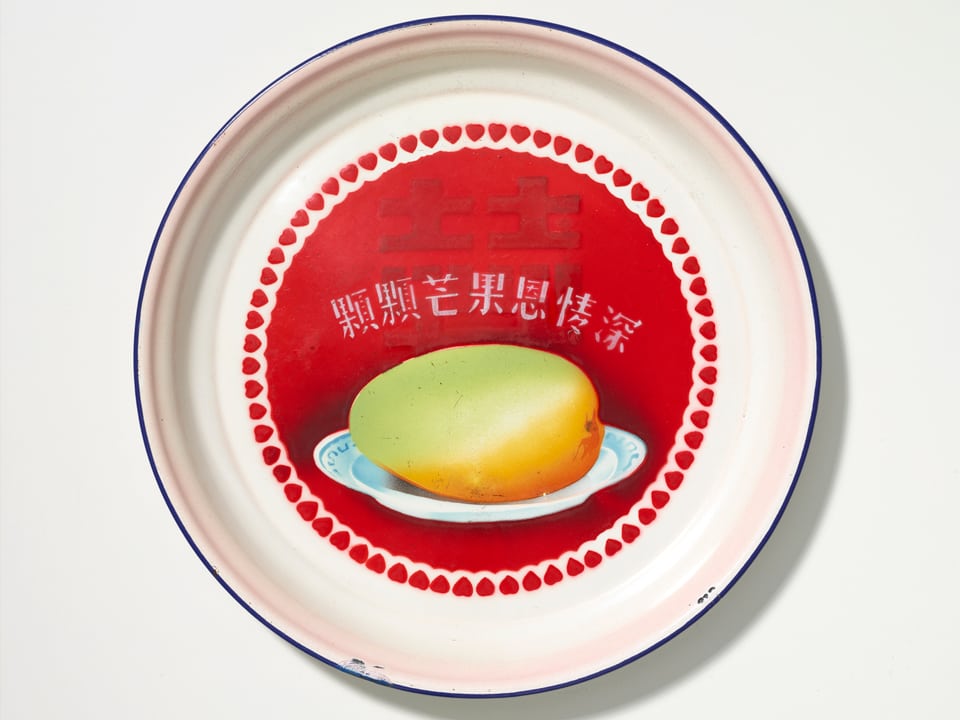 Kreisrundes Tablett bedruckt mit Mango und dem chinesischen Zeichen für «Doppeltes Glück».