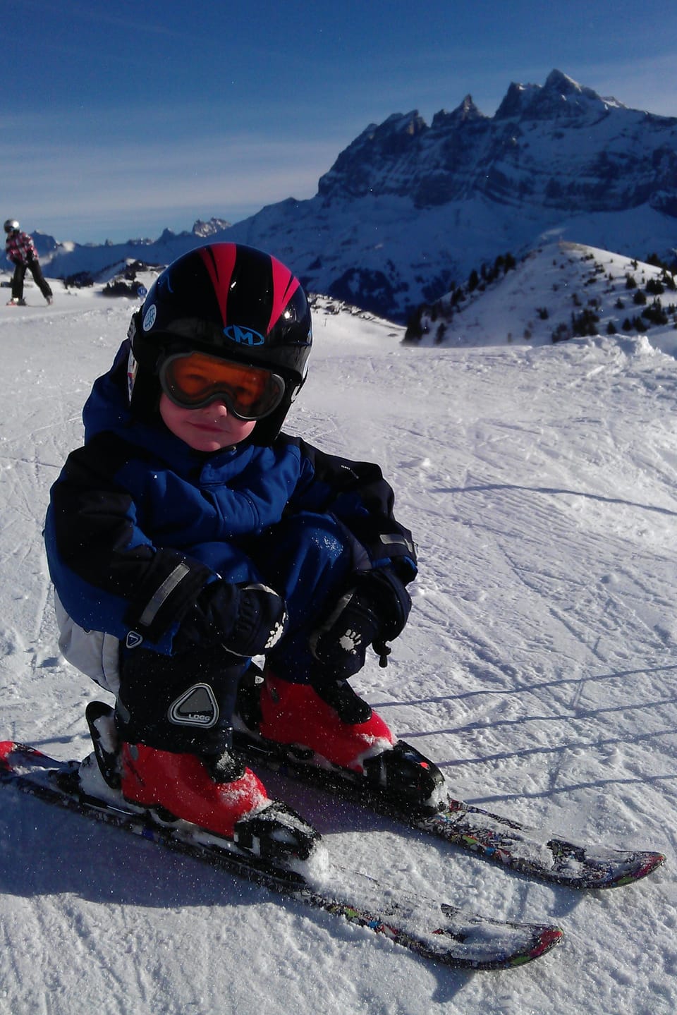 Kind auf Skiern.