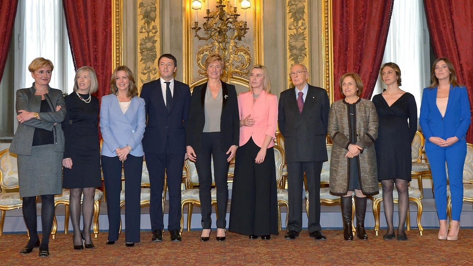 Premier Renzi und Statspräsident Napolitano stehen in einer Reihe mit Frauen