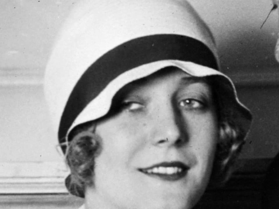 Die Schauspielerin Vilma Bánky im Jahre 1927 mit einem Topfhut. 