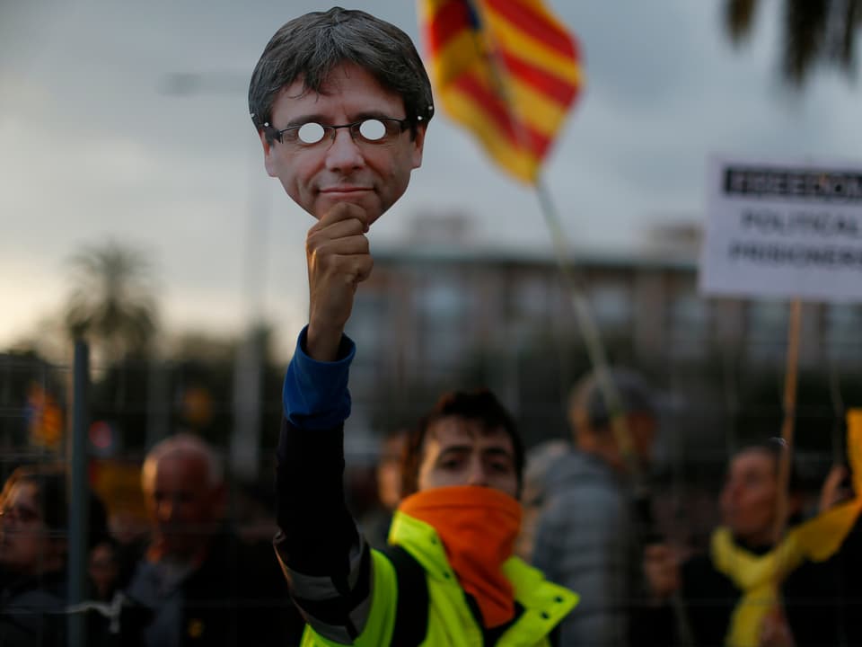 Puigdemont Maske bei einem Protest.