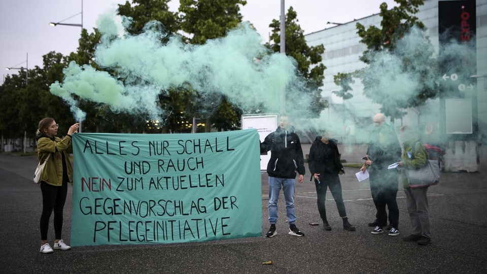 Rauchpetarden in grün und ein Banner, wo drauf steht: «Nein zum Gegenvorschlag»