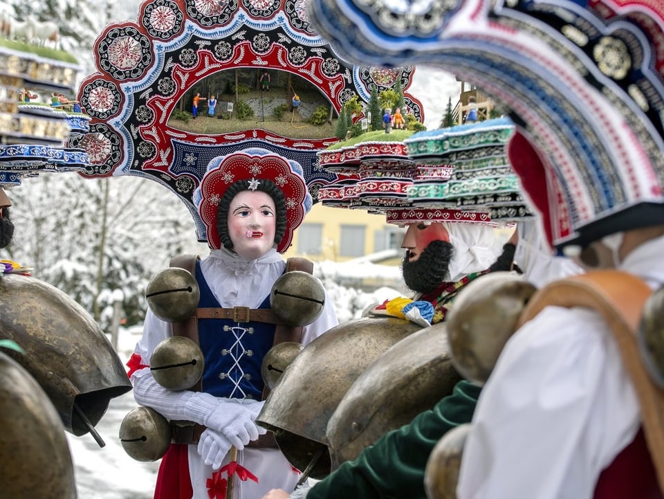 Frau in Tracht mit Maske beim traditionellen Silversterumzug