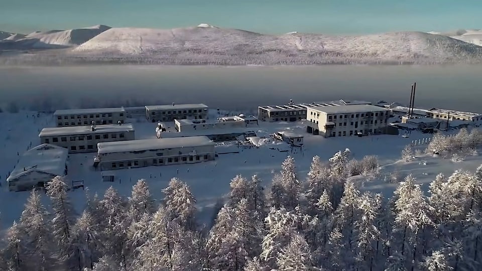 Schneebedeckte Lagergebäude in sibirischer Umgebung.
