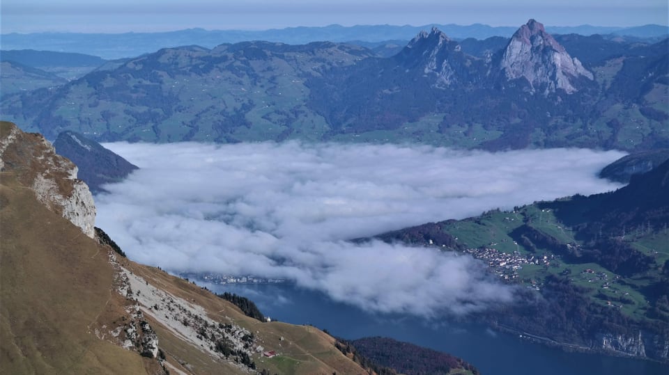 Blick vom Oberbauenstock auf den Vierwaldstättersee, die Mythen und den mit Nebel gefüllten Talkessel von Schwyz.