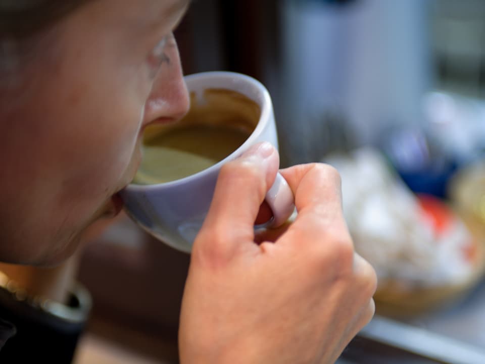 Ein Kunde auf dem Campingplatz in Bellinzona trinkt genüsslich seinen Kaffee aus einer weissen Tasse.