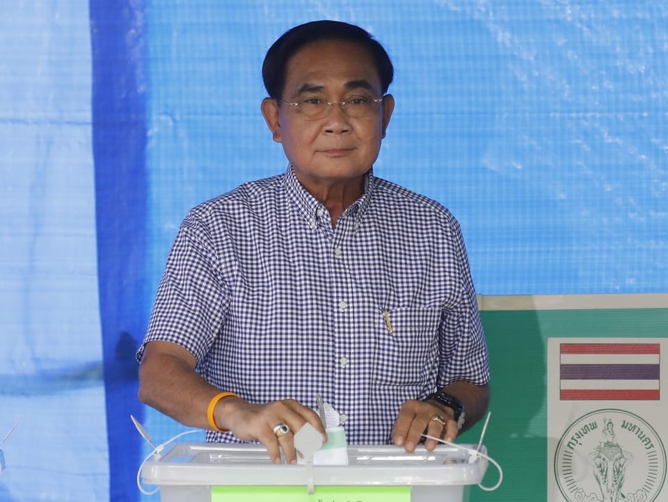 Prayut Chan-o-cha legt seinen Wahlzettel medienwirksam in die Urne.
