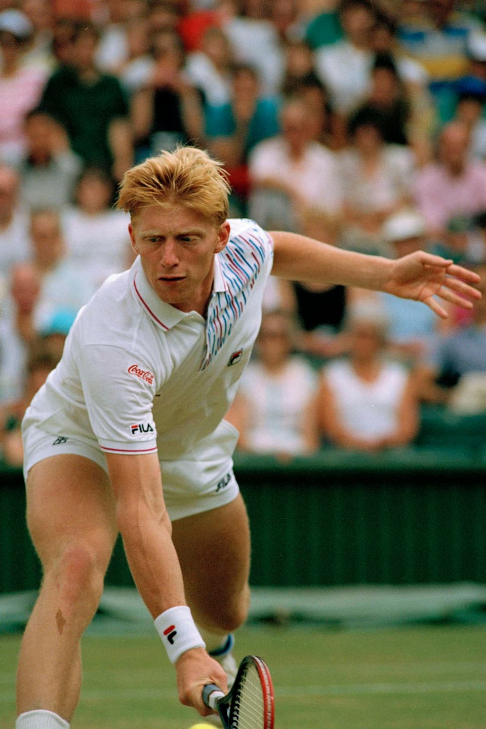 Boris Beckers Outfit enthielt zahlreiche bunte Elemente und Werbebanner.