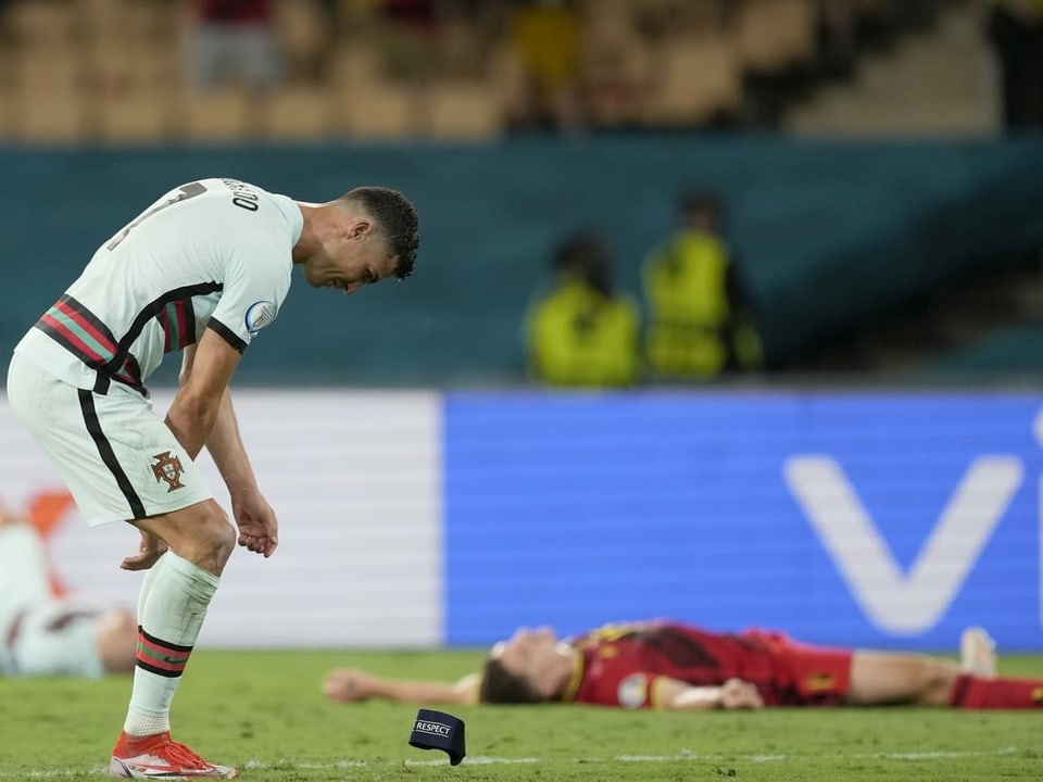 Cristiano Ronaldo lässt die Captainbinde zu Boden fallen