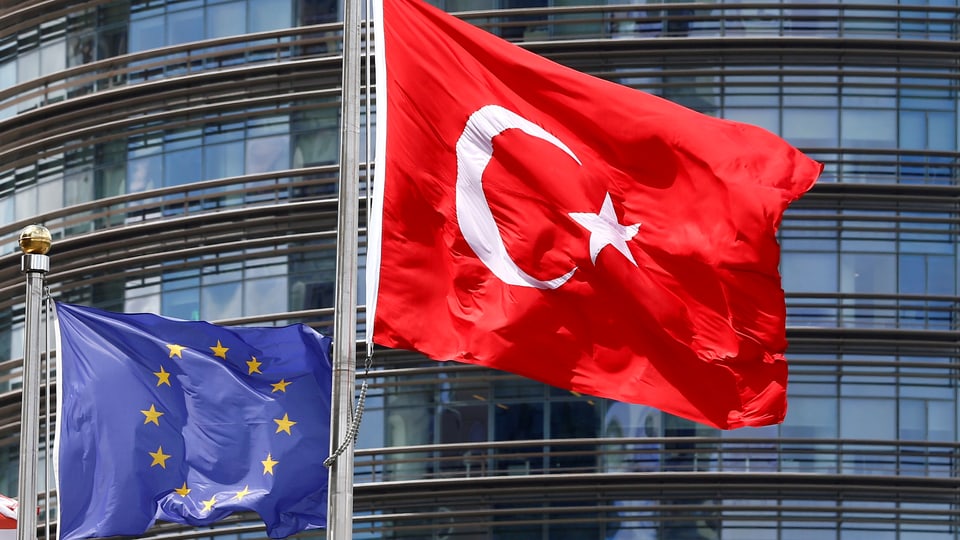 Fahnen der EU und der Türkei