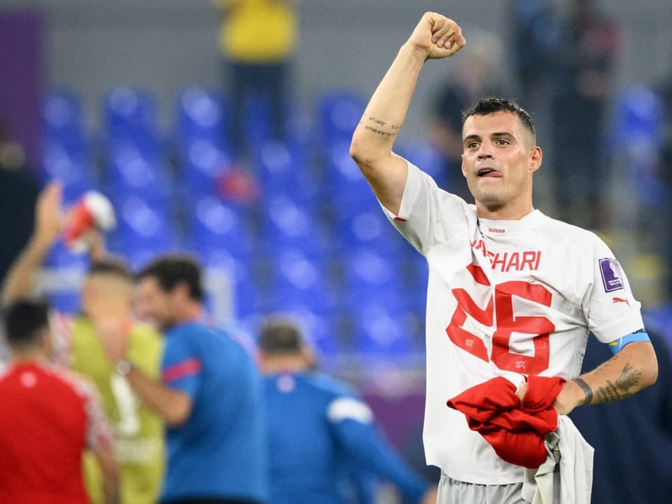 Das soll sich nicht wiederholen Granit Xhaka feiert den Sieg über Serbien mit dem Trikot von Ardon Jashari.