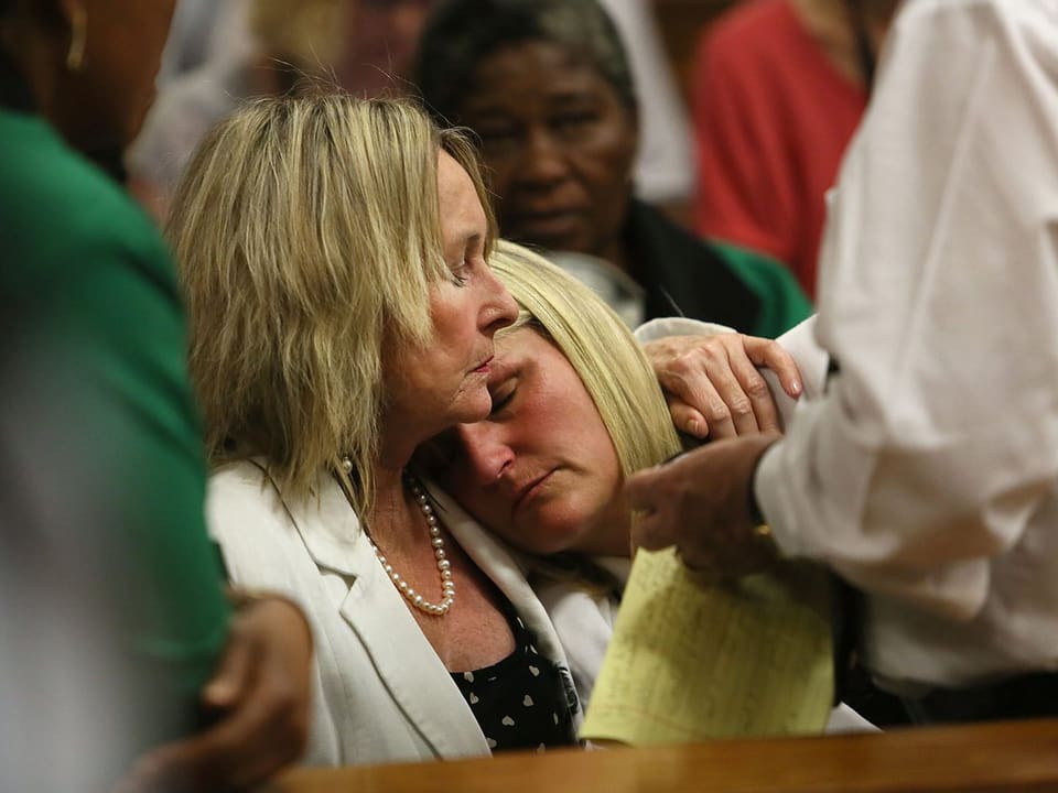 June Steenkamp mit ihrer Cousine im Gerichtssaal