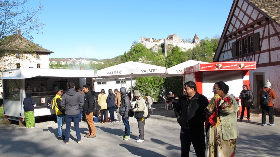 Touristinnen und Touristen am Schaffhauser Rheinfall