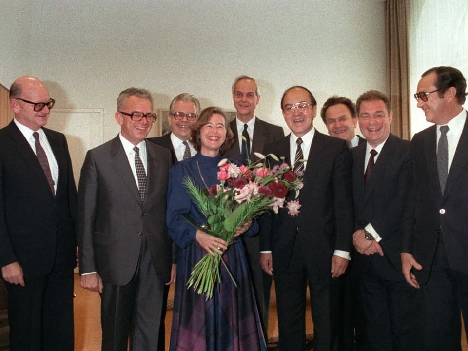 Elisabeth Kopp mit den ansonsten allesamt männlichen Bundesratskollegen.