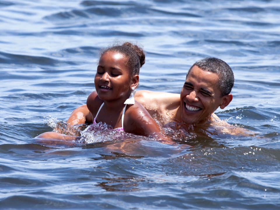 Barack Obama und seine Tochter Sasha plantschen vergnügt im Meer.