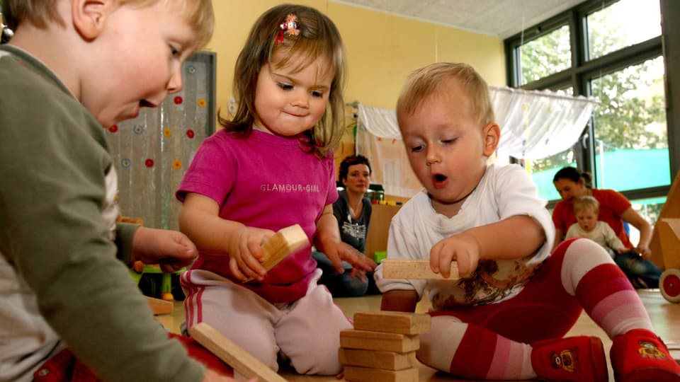 Kinder spielen in einer Kinderkrippe in Dresden (Archivbild) 