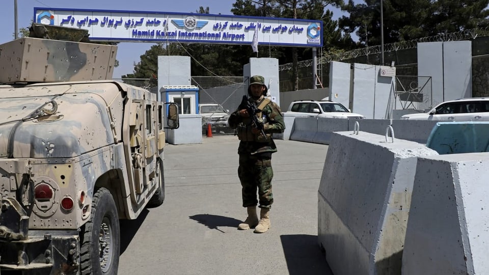 Die Taliban posieren mit dem neuen Arsenal am Kabuler Flughafen.